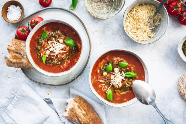 Mediterranean tomato soup with risoni and basil pesto — Stock Photo