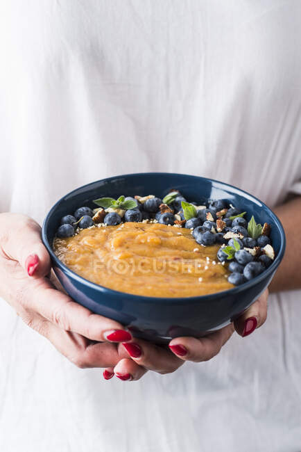 Чаша смузи с запеченными персиками — стоковое фото