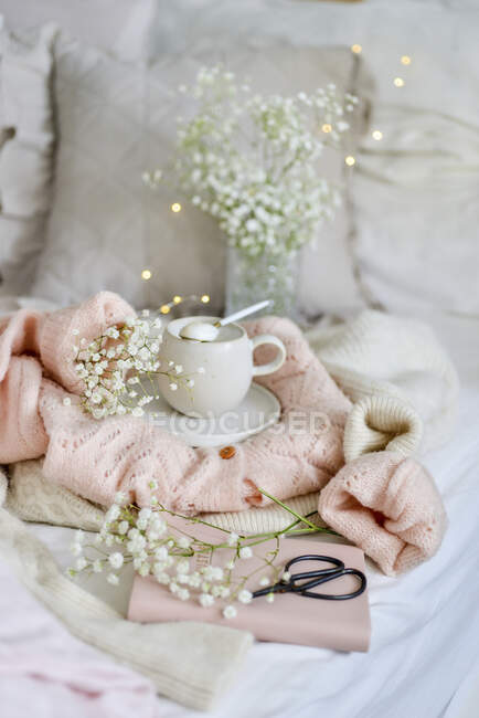 Taza con suéteres de café invierno - foto de stock