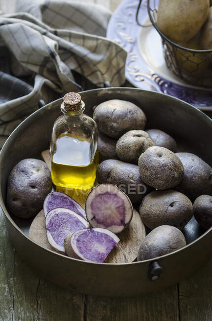 Primo piano di deliziose patate viola — Foto stock