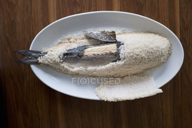 Bass in salt crust — Stock Photo