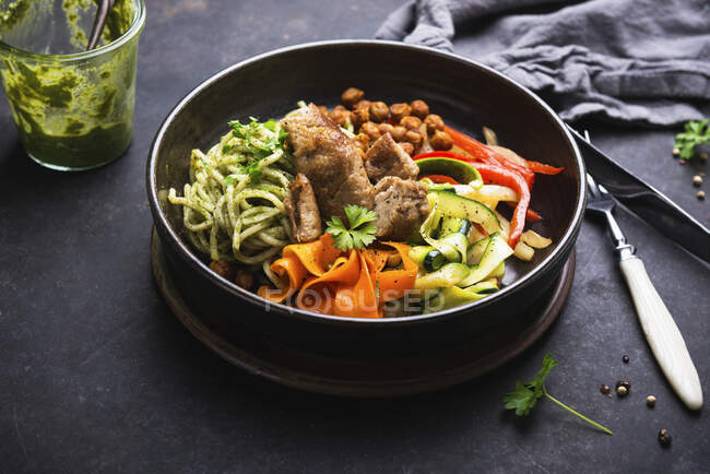 Pesto alle erbe con verdure, ceci e anatra finta, anatra vegana a base di proteine del grano — Foto stock