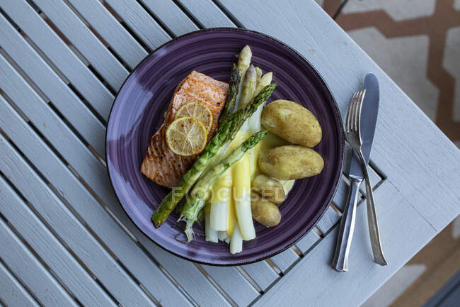 White and green asparagus with salmon, jacket potatoes and hollandaise sauce — Photo de stock