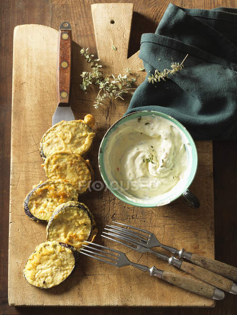 Fried aubergine slices with dip — Stock Photo