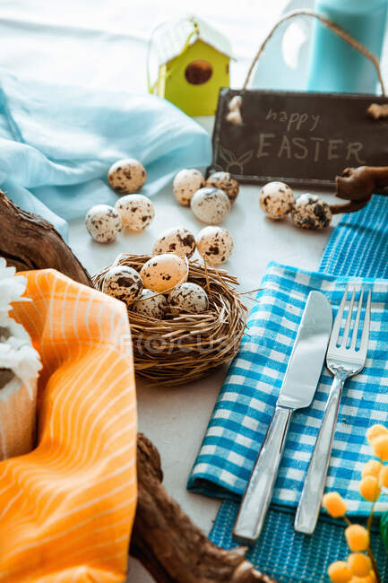 Table de Pâques avec œufs dans le nid — Photo de stock