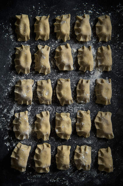 Homemade cheese raviolli ready to be cooked — Stock Photo