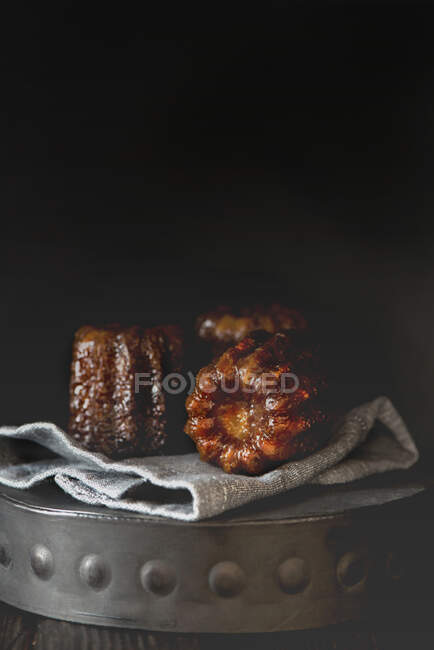 Tres pasteles de Caneles franceses de Burdeos - foto de stock