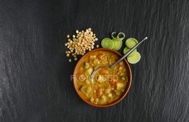Sopa de verduras gruesas, vista superior - foto de stock