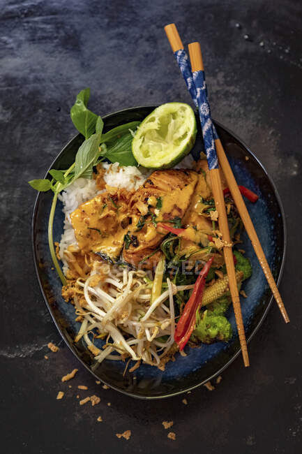 Salmon with broccoli and beansprouts on a bed of rice (Thailand) - foto de stock
