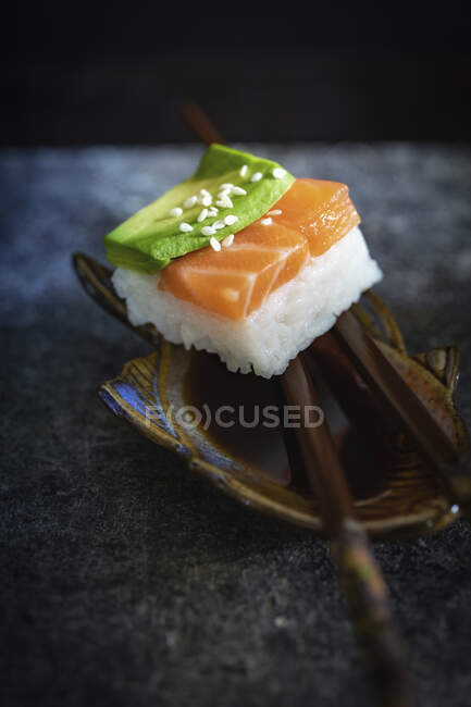 Sushi mit Lachs und Avocado (Japan)) — Stockfoto