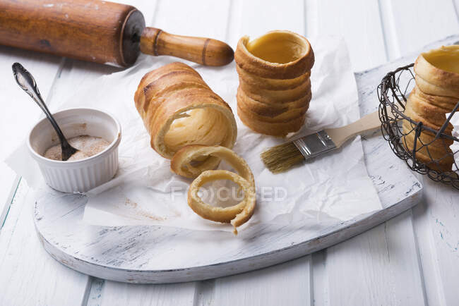 Pastel de chimenea vegana en la mesa servida - foto de stock