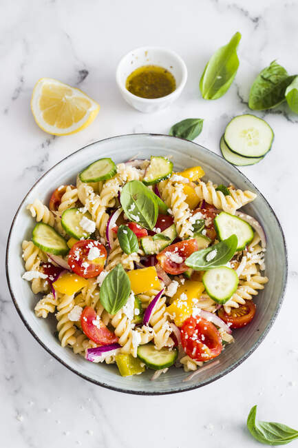 Vegeterian fusilli salad with vegetables and feta — Stock Photo