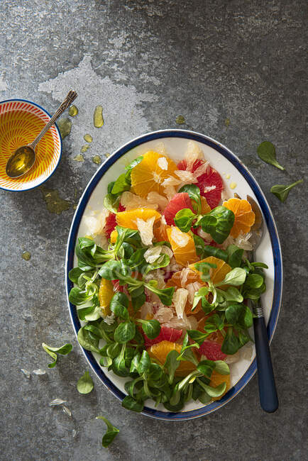 Salada de toranja, laranja, satsuma e pomelo com alface de cordeiro — Fotografia de Stock
