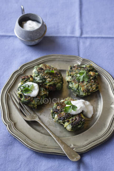Spinach and leek fritters, yogurt, parley — Stock Photo