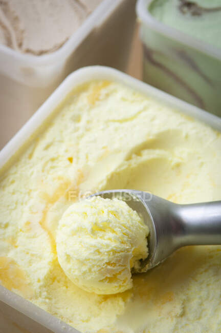 Sorvete de baunilha em uma colher de sorvete — Fotografia de Stock