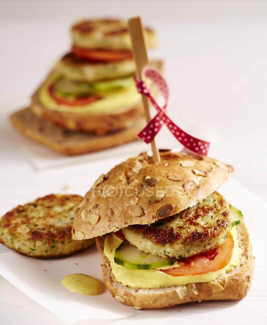 Vegetarian cauliflower burgers made with potatoes, breadcrumbs with curry mayonnaise, and yoghurt on a wholemeal roll — Stock Photo