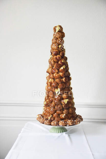 Ein Croquembouche profiterole cake, Frankreich — Stockfoto