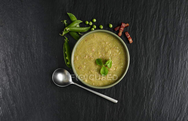 Суп из гороха и ветчины — стоковое фото