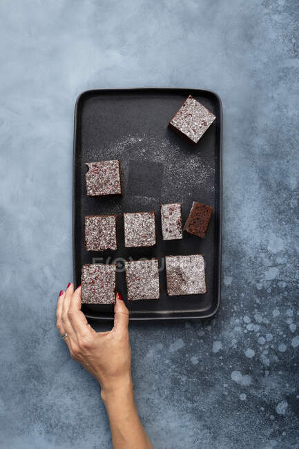 Vegane Brownies auf Tablett — Stockfoto