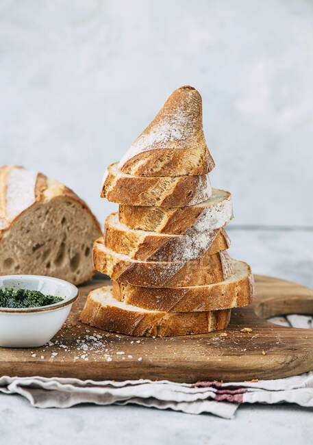 Freshly baked bread with pesto — Stock Photo