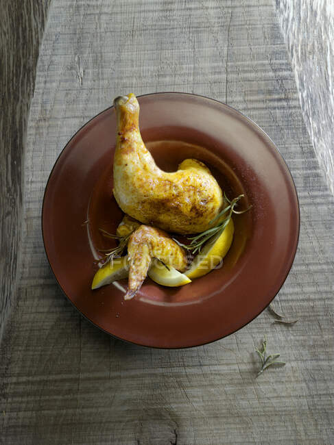 Fried chicken drumsticks with lemon — Stock Photo