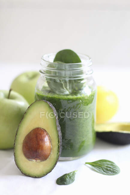 Avocado and apple smoothie with spinach — Stock Photo