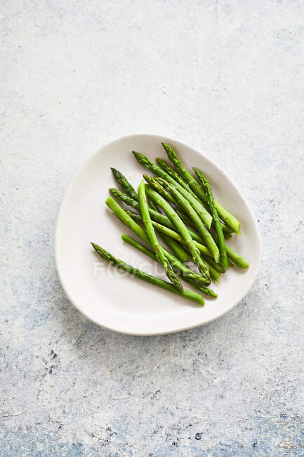 Green beans on a plate on a gray background. top view. copy space. — Stock Photo