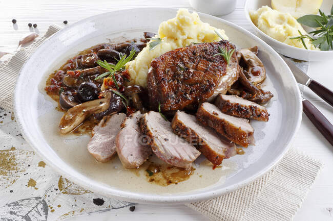 Goose breast with mushrooms in sauce and mashed potatoes — Stock Photo