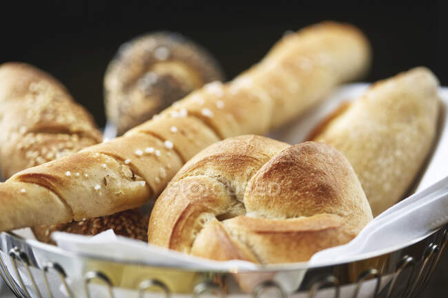 Разнообразные булочки в хлебной корзине — стоковое фото