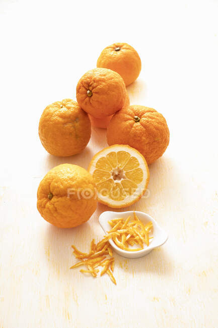 Naranjas amargas con ralladuras - foto de stock