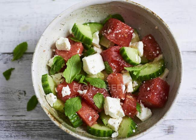 Арбузный салат с огурцом и фета — стоковое фото