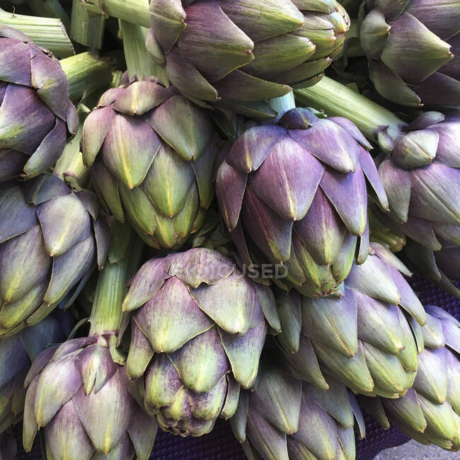 Alcachofas frescas en el mercado, alimentación saludable - foto de stock