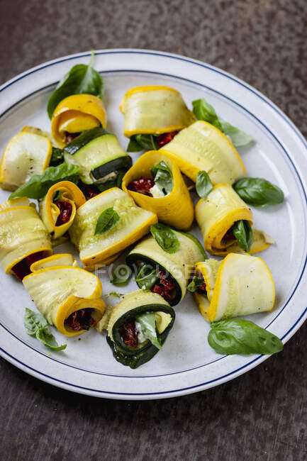 Zucchini-Rollen mit sonnengetrockneten Tomaten, Gorgonzola und Basilikum — Stockfoto