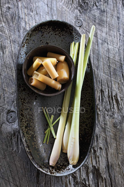 Лимонная трава, свежая и маринованная на тарелке и в миске — стоковое фото