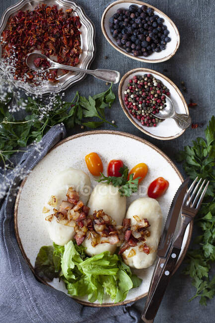 Lithuanian dumplings with meat bacon cracklings — Stock Photo