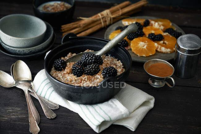 Porridge integrale con fette di arancia e more — Foto stock
