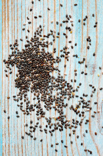 Chicchi di caffè su uno sfondo di legno — Foto stock