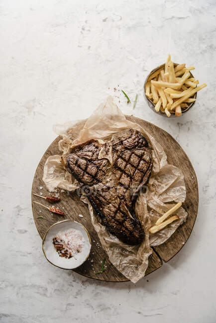 Grilled t-bone steak with chips — Stock Photo