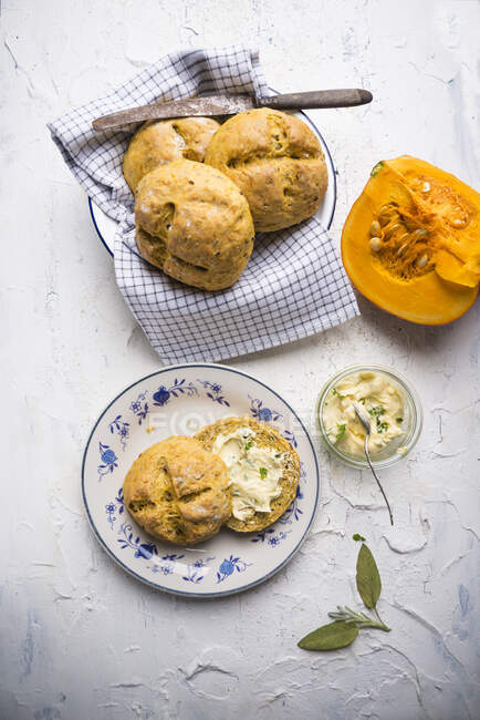 Pumpkin buns with vegan herb butter — Stock Photo