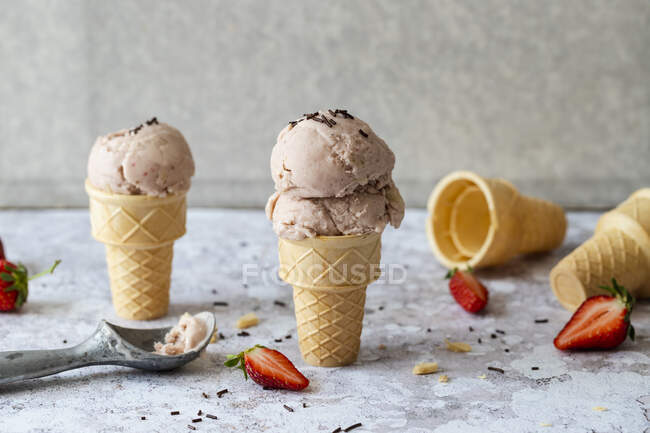 Strawberry nice cream in ice cream cone with chocolate springle — Stock Photo