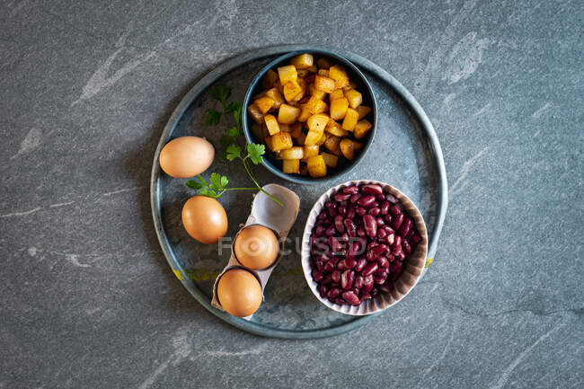 Zutaten für eine Frittata (Eier, Bohnen und Kartoffeln)) — Stockfoto