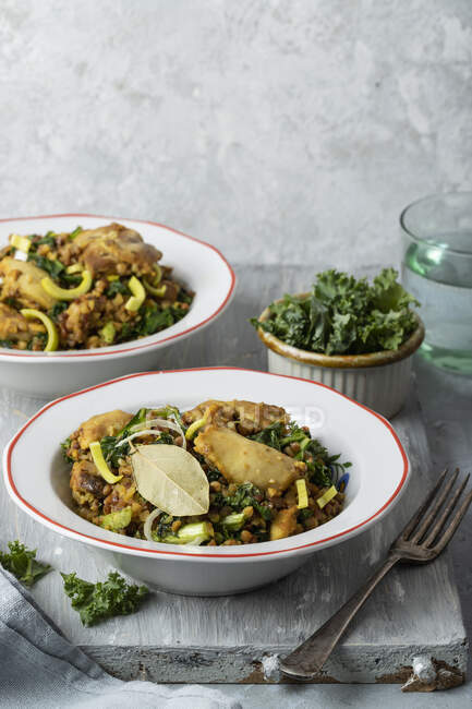 Polish buckwheat risotto with chicken thighs, leek and kale - foto de stock