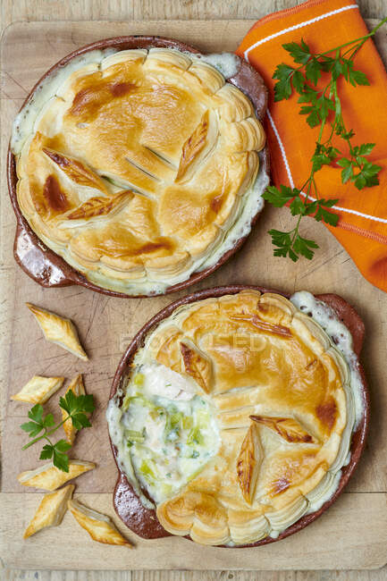 Chicken pies with leek and parsley — Stock Photo