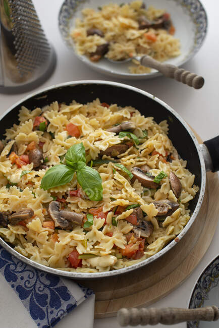 Close-up shot of delicious Farfalle with vegetables and mushrooms — Stock Photo