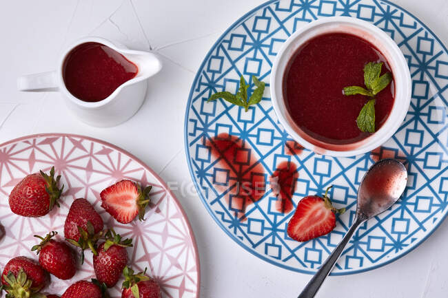 Homemade strawberry sauce in jug, bowl and fresh berries — Stock Photo