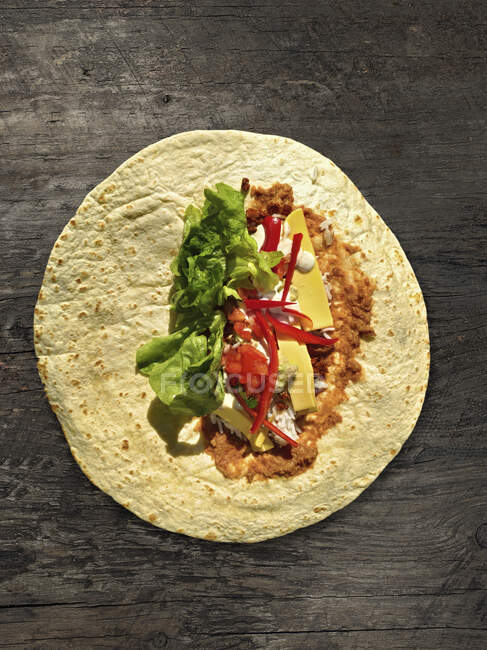 Tortilla-Wrap mit Füllung aus Fleisch, Gemüse und Soße — Stockfoto
