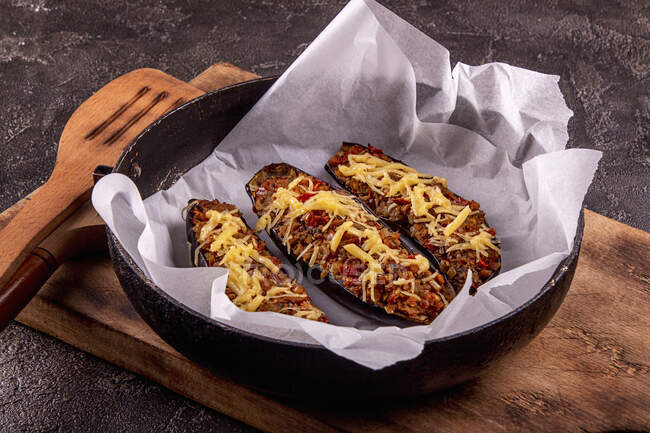 Melanzane ripiene arabe con lenticchie rosse, carne di pollo, pomodoro, cipolla e formaggio — Foto stock