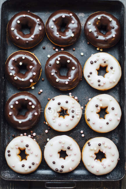 Braune und weiße Donuts — Stockfoto