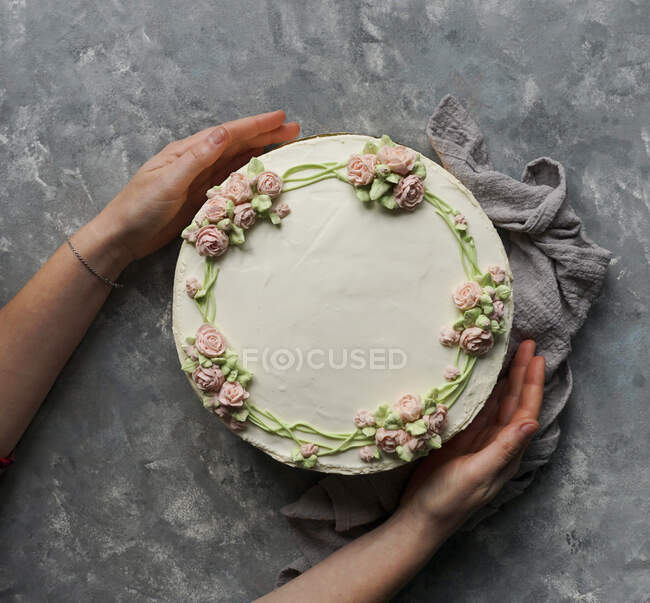 Tarta blanca con rosas crema de mantequilla - foto de stock