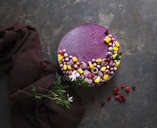 Vegan raw cake with lemon, cranberry, raspberry and blueberry, banan, cashew cream, coconut butter and coconut milk — Stock Photo